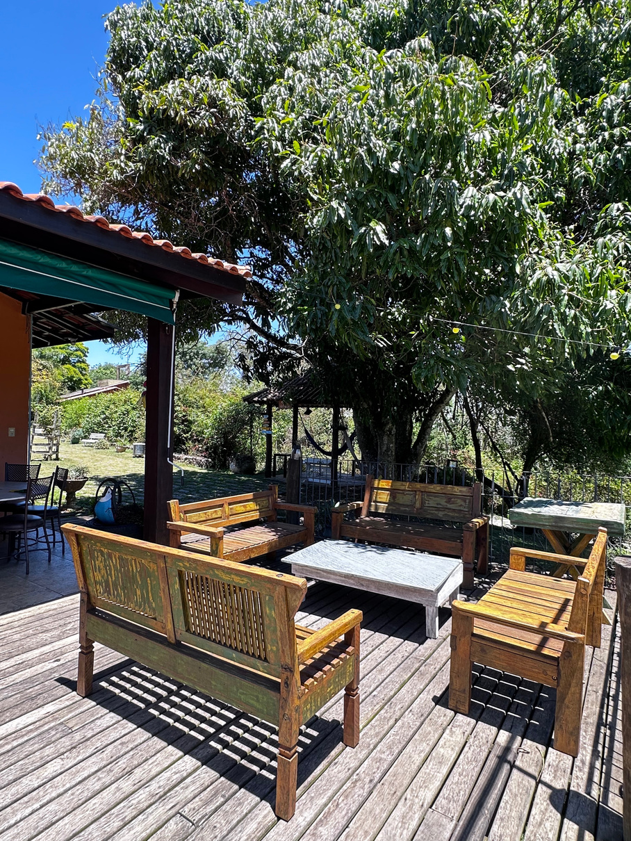 Deck de madeira em meio à vegetação da Aldeia
